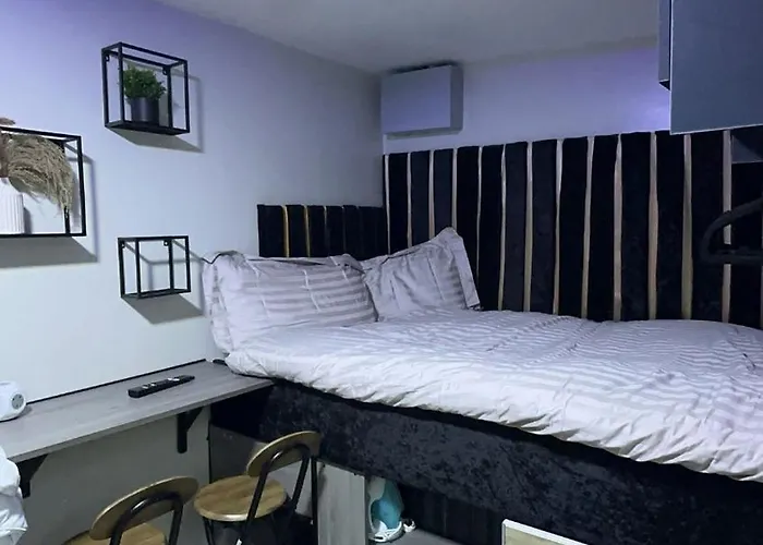 Studio Apartment In Bolton Town